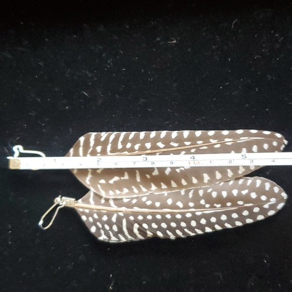 Medium Size Feather 🪶 Earrings. - Picture 7 of 7